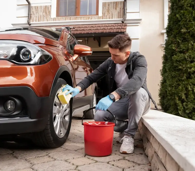 Lavage auto à domicile Saint-Denis-lès-Bourg : professionnel intervenant sur un véhicule